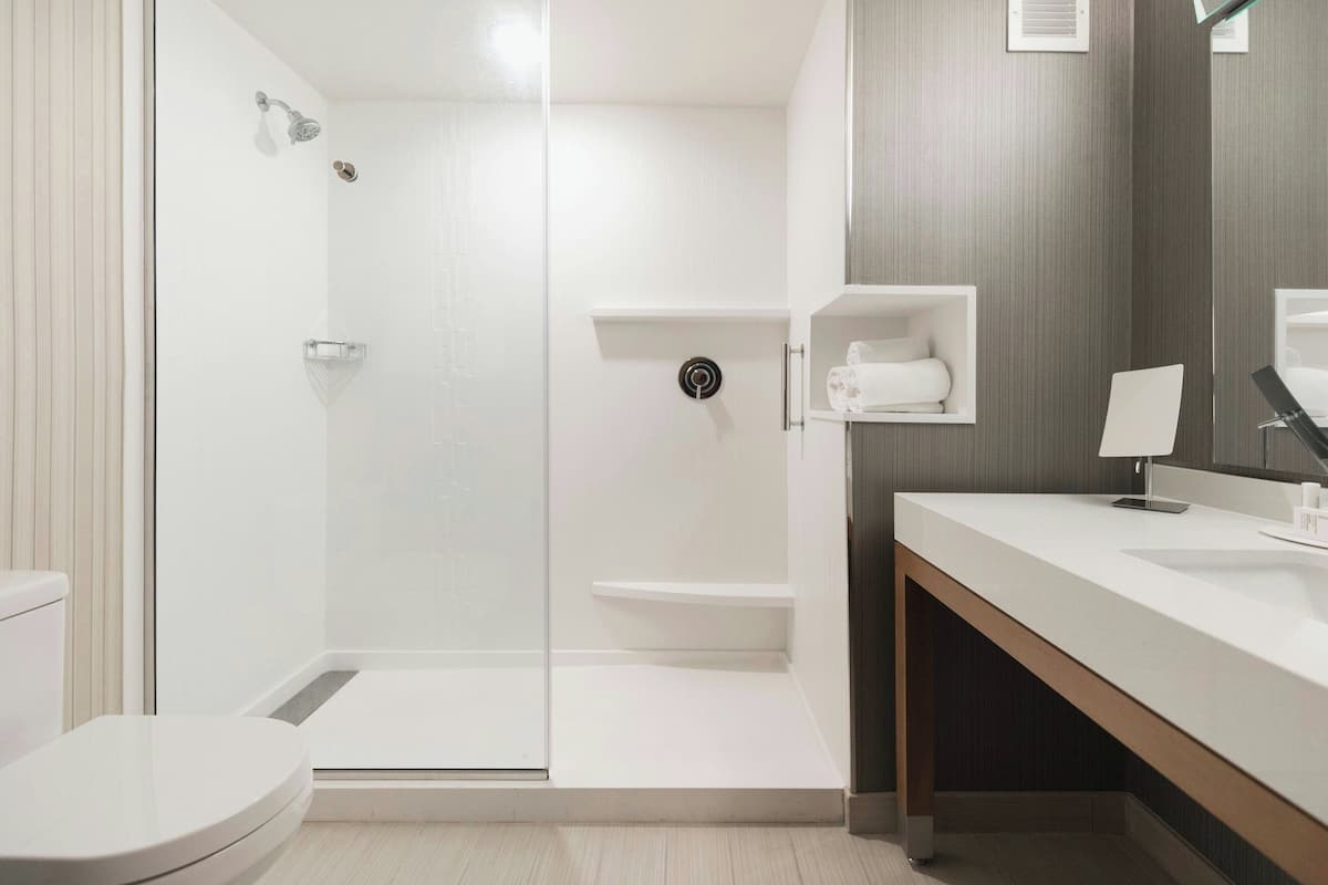 Articles de toilette gratuits, sèche-cheveux, serviettes fournies, savon