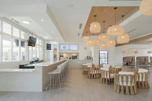 2 restaurantes, se sirve desayuno 