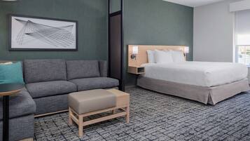 Escrivaninha, espaço de trabalho para notebook, cortinas blackout