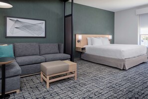 办公桌、笔记本电脑工作区、遮光窗帘、熨斗/熨衣板