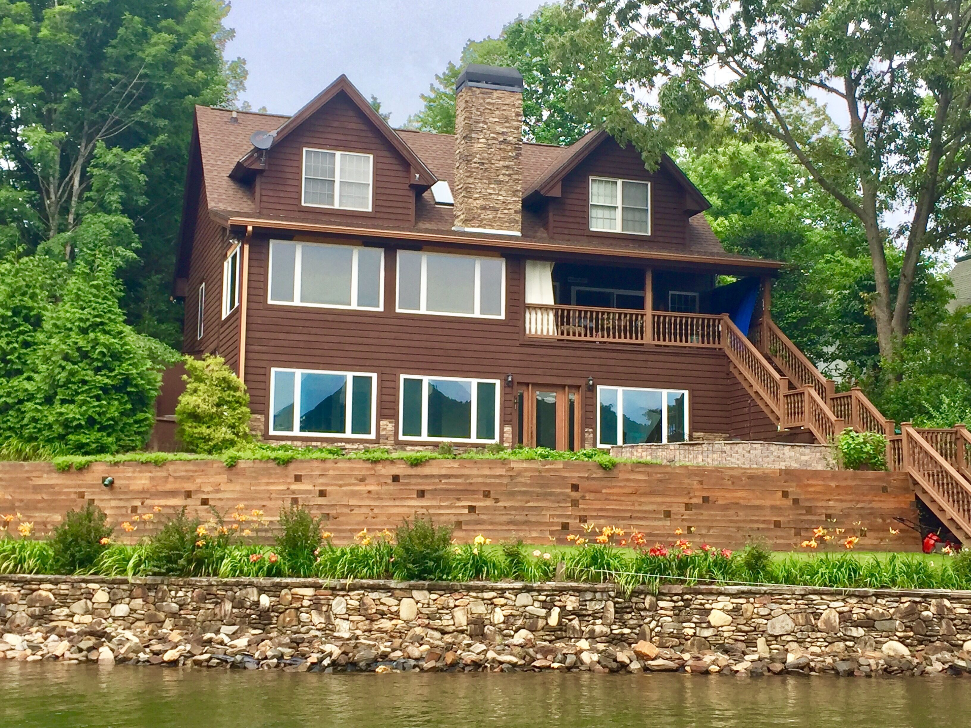 Peaceful Lake House for the City Mouse