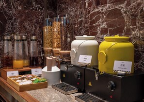 Petit déjeuner buffet servi tous les jours en supplément