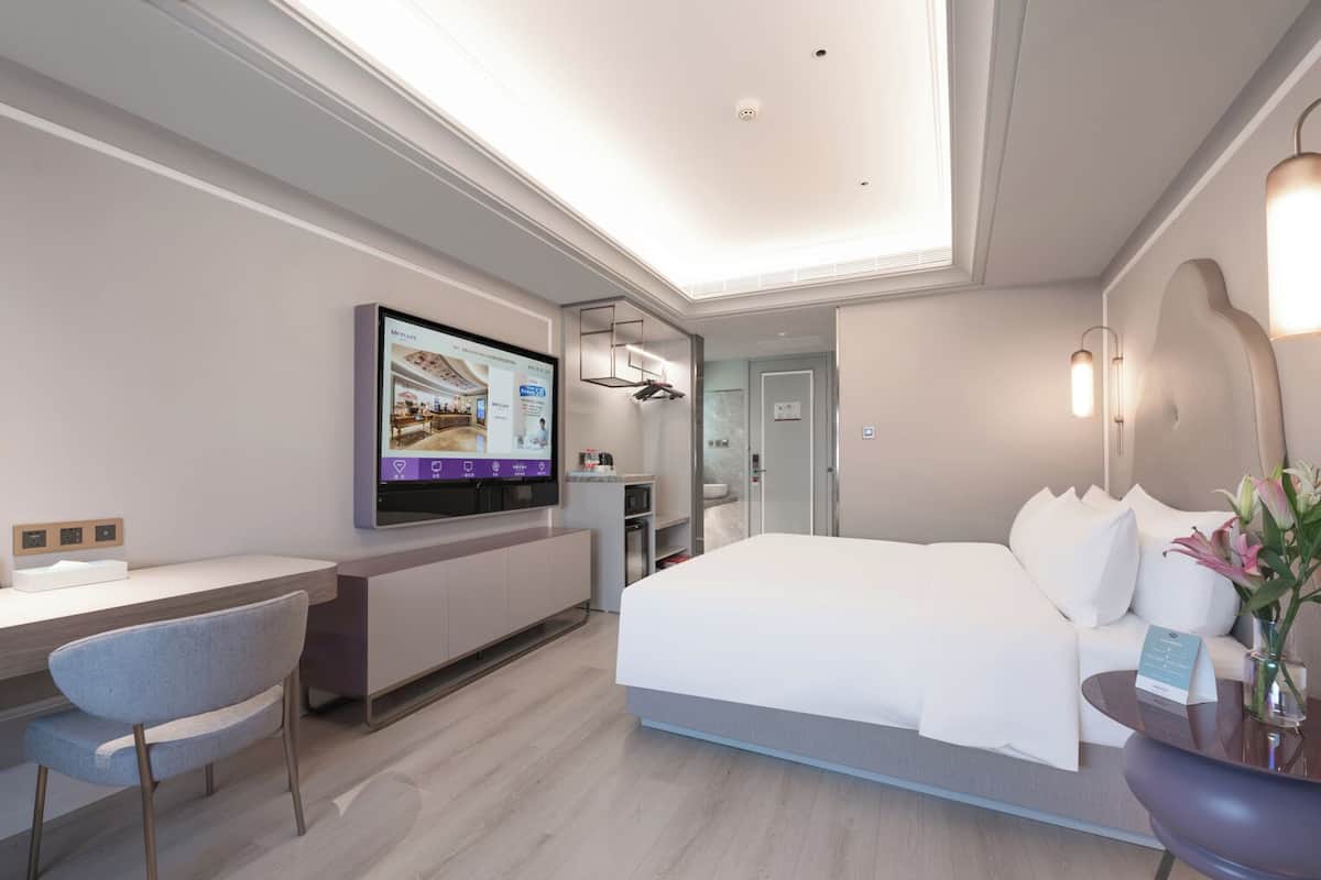 Superior Room, 1 King Bed | Minibar, soundproofing, free WiFi, bed sheets