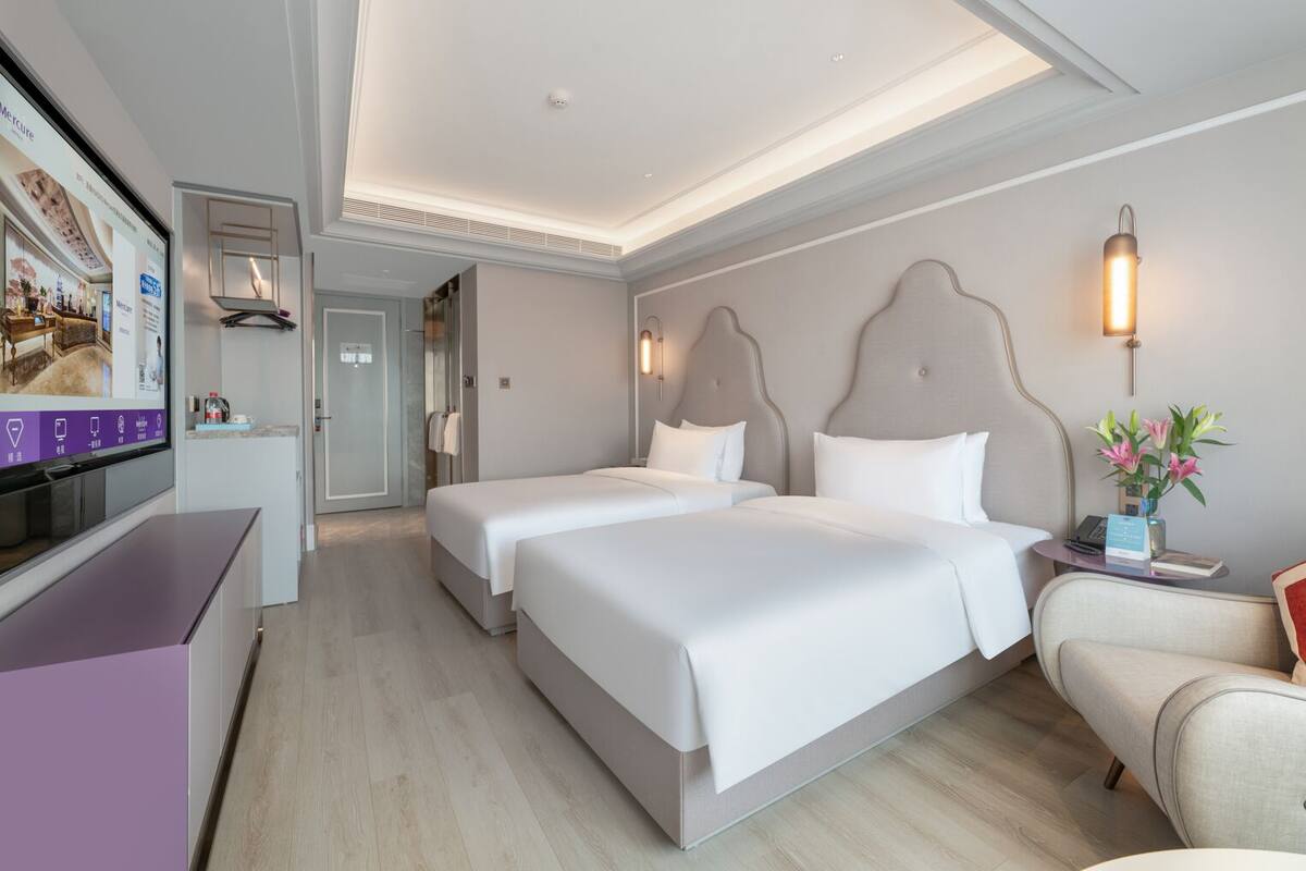 Superior kamer, 2 eenpersoonsbedden | Hypoallergeen beddengoed, donsdekens, een gratis minibar, een bureau