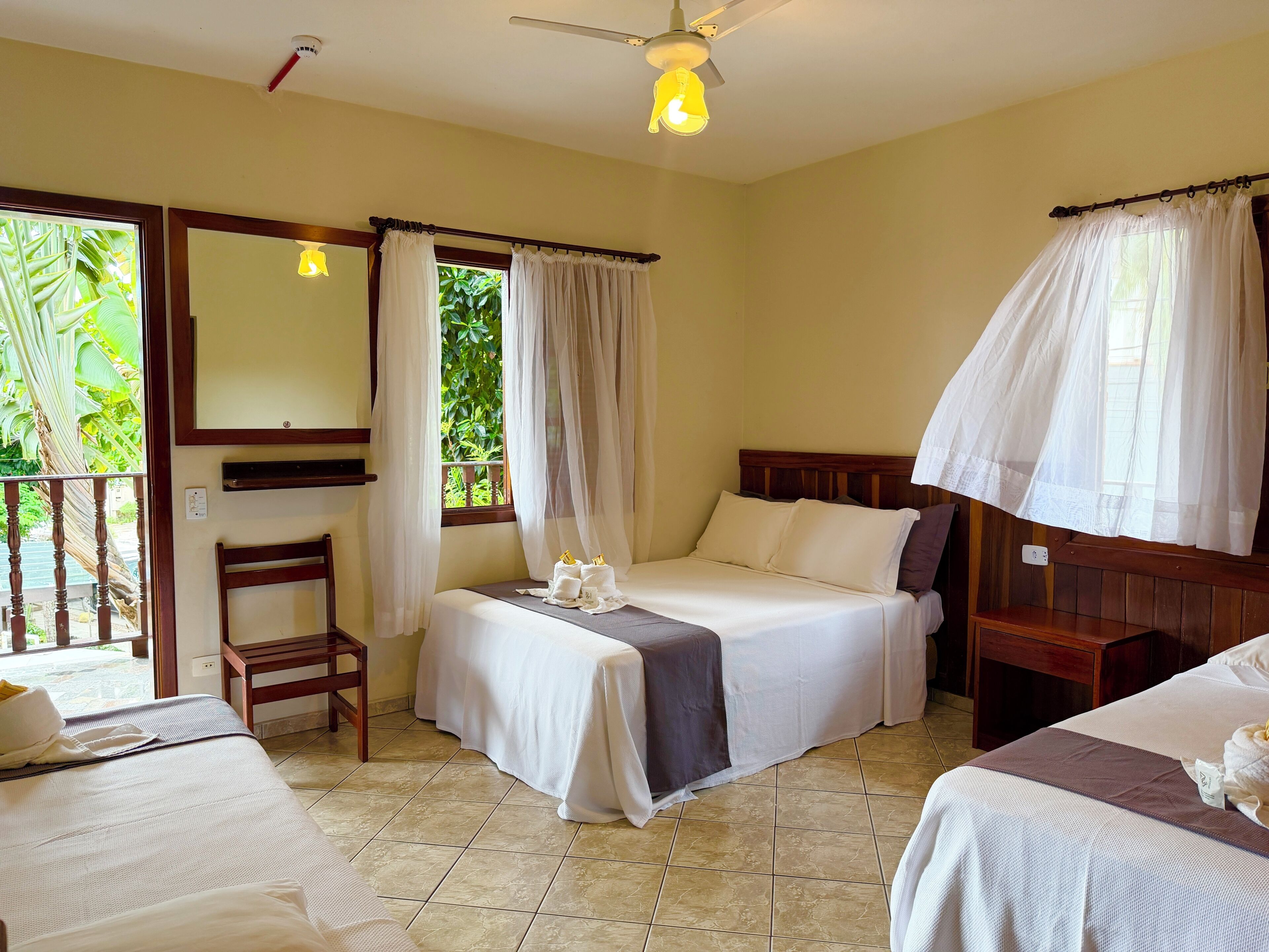 Quarto quádruplo conforto | Roupas de cama premium