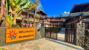 Vista frontal de la propiedad