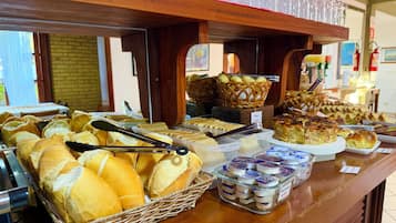 Café da manhã com buffet grátis todos os dias