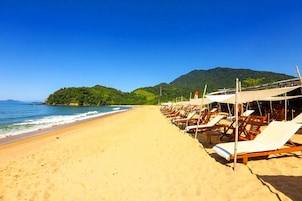 Una playa cerca, 3 bares en la playa