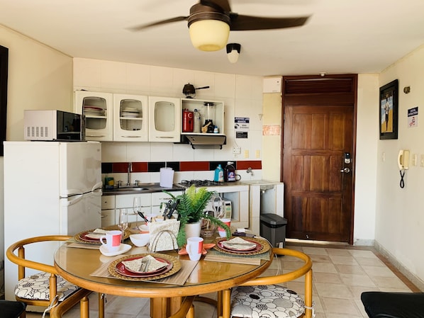 Kühlschrank, Mikrowelle, Ofen, Herdplatte