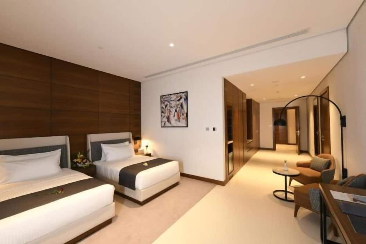 Minibar, caja fuerte, escritorio y cortinas opacas