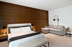 ميني بار وخزنة داخل الغرفة ومكتب وستائر تعتيم