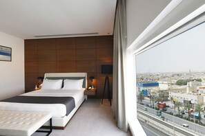 Minibar, coffres-forts dans les chambres, bureau, rideaux occultants