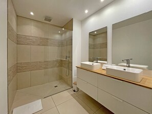 Douche, sèche-cheveux, serviettes fournies, papier toilette