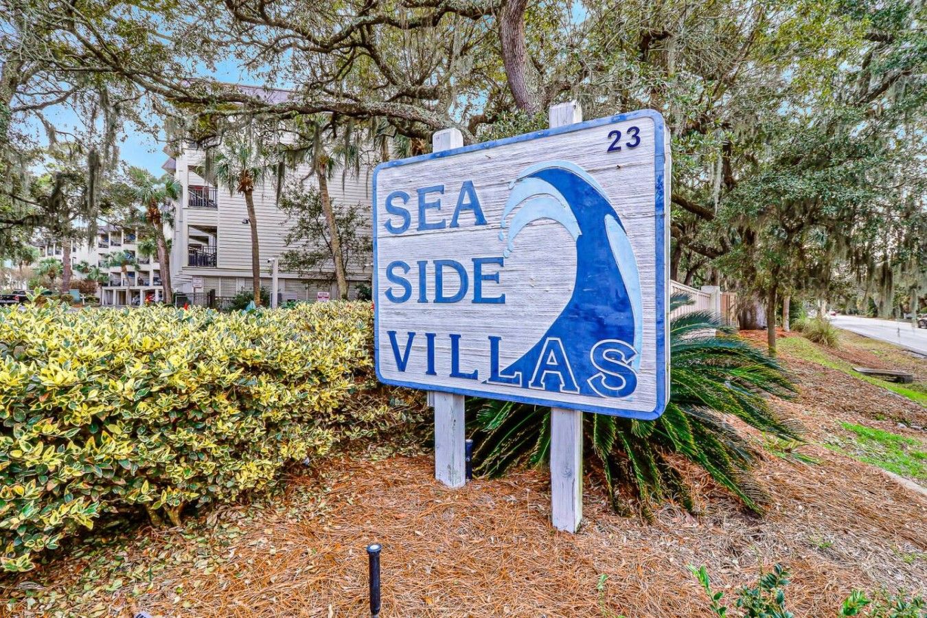 En skylt för Sea Side Villas, med nummer 23.