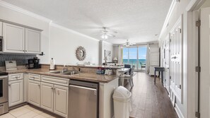 Kylskåp, mikrovågsugn, ugn och spishäll