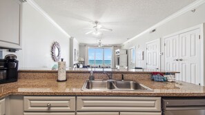 Kylskåp, mikrovågsugn, ugn och spishäll