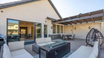 屋外ダイニングエリア