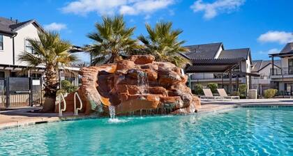 O-64| Gorgeous Poolhouse * Heated Pool * Hot Tub *