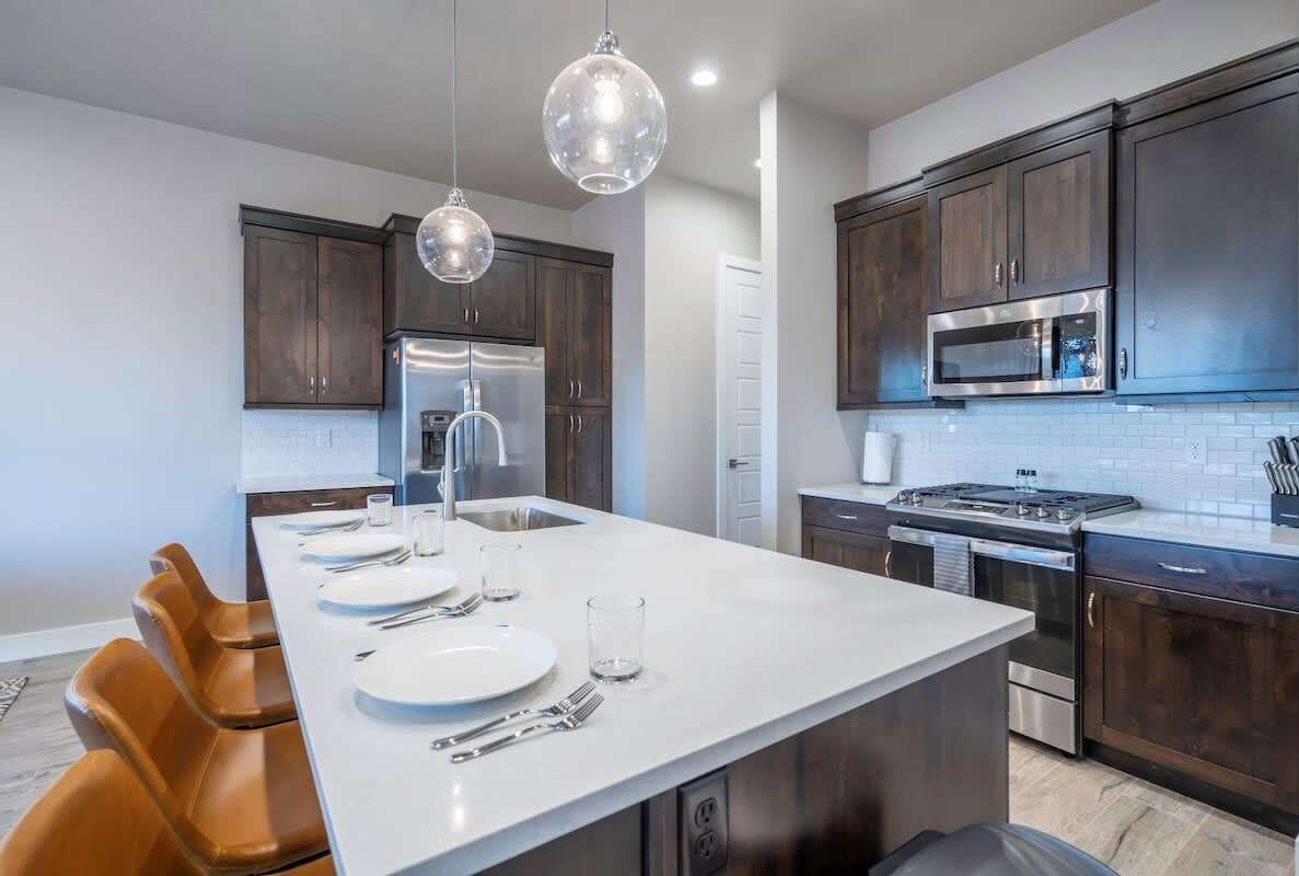 冷蔵庫、電子レンジ、オーブン、コンロ