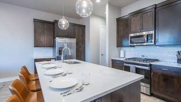 冷蔵庫、電子レンジ、オーブン、コンロ