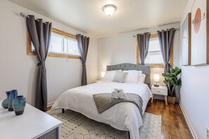 3 slaapkamers, een bureau, een strijkplank/strijkijzer, wifi