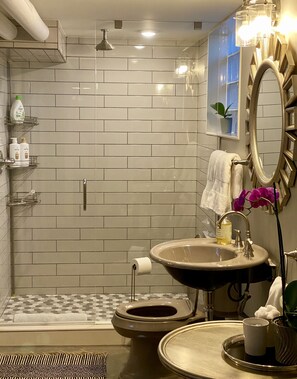 Een douche, een haardroger, handdoeken, zeep
