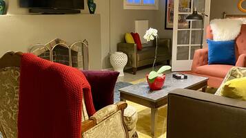 Smart TV, fireplace, streaming services