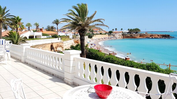 Outdoor dining - Villa in Cala Puntal. walk to the beach (Vinaròs)