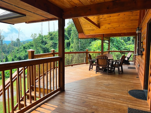 "DOWNTOWN BEAR CABIN" near downtown Gatlinburg!