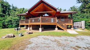 Eine Blockhütte mit einer Holzterrasse und einer Veranda.