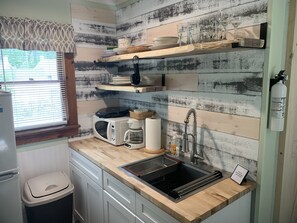 Refrigerador, microondas, cafetera y tetera y tostadora 