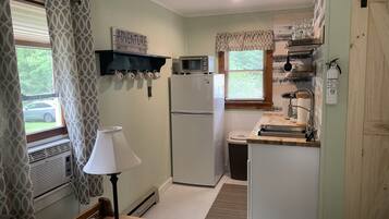 Réfrigérateur, micro-ondes, cafetiÚre/bouilloire, grille-pain