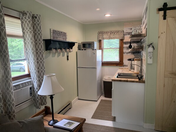 Refrigerador, microondas, cafetera y tetera y tostadora 