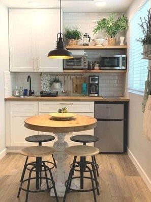 Jääkaappi, mikroaaltouuni, uuni, liesi