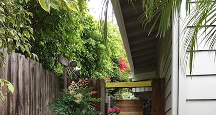 New cozy studio, 2 queen beds, kitchen, walk to water!