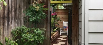 New cozy studio, 2 queen beds, kitchen, walk to water!