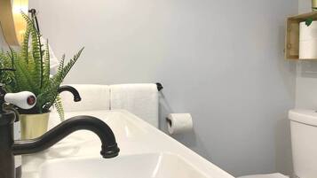 Combined shower/bathtub, hair dryer, towels, soap