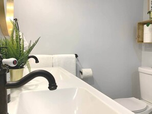 Suihkun ja ammeen yhdistelmä, hiustenkuivaaja, pyyhkeet, saippua