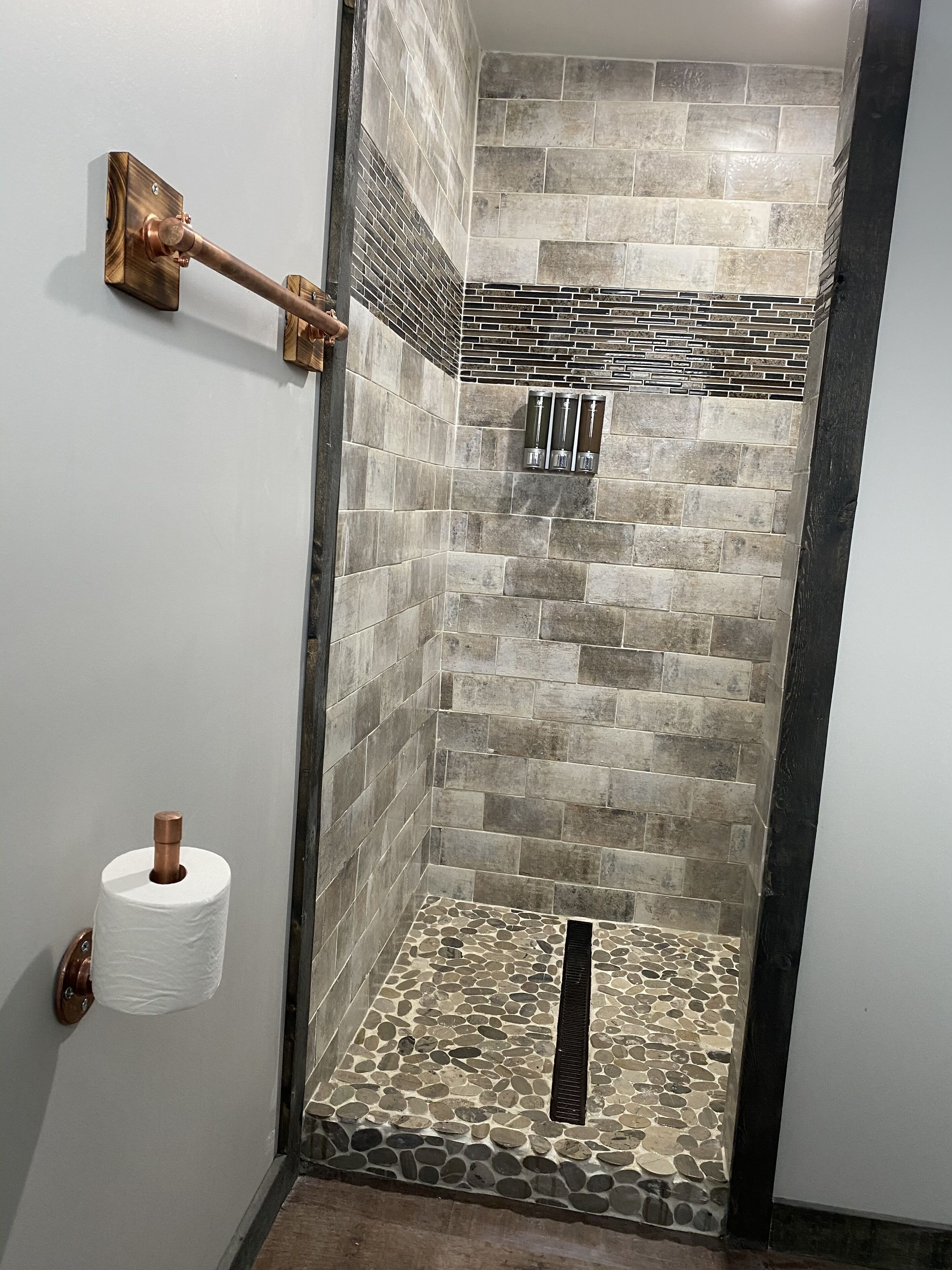 Een douche, een haardroger, handdoeken, zeep