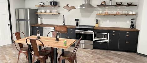 Réfrigérateur, micro-ondes, four, plaque de cuisson