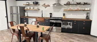 Rustic, yet Modern Trailside Cottage/MTU 2.3 Miles