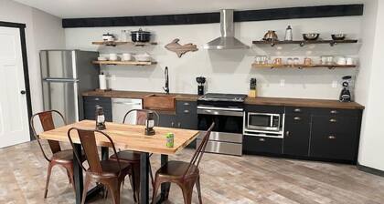 Rustic, yet Modern Trailside Cottage/MTU 2.3 Miles