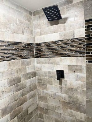 Een haardroger, handdoeken