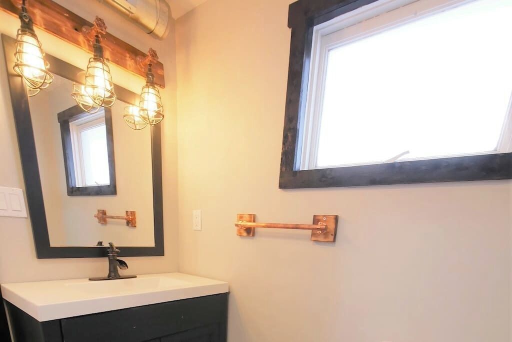 Een douche, een haardroger, handdoeken, zeep