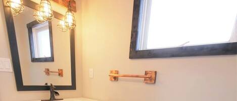 Een douche, een haardroger, handdoeken, zeep