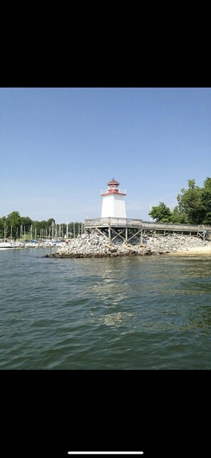 A lighthouse on a rocky outcrop with a clear view of the water. - Built in 2021 - 5 BR/4 BA Lakefront in Grand Rivers -The Only City on Both Lakes (Grand Rivers)