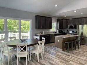 ثلاجة، ميكروويف، فرن، موقد طهي مسطح