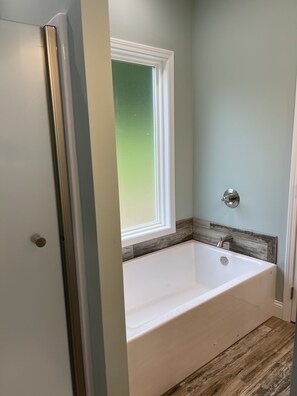 Ducha y bañera combinadas, secador de pelo, toallas y jabón