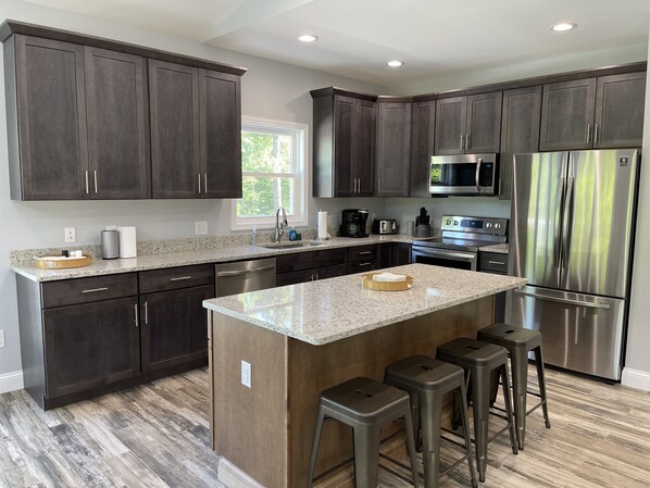 Kjøleskap, mikrobølgeovn, ovn og kokeplater