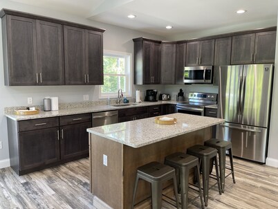 Built in 2021 - 5 BR/4 BA Lakefront in Grand Rivers -The Only City on Both Lakes